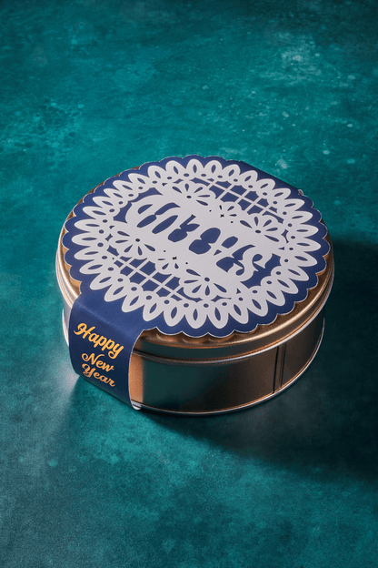 side view of a Salud" cookie tin paper band that wraps around the cookie tin